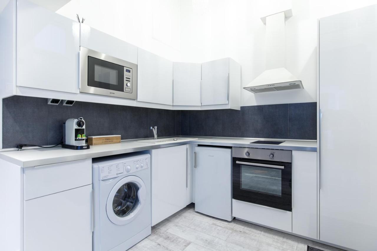 Sleek Minimalist Studio At Inner City Budapest Exterior photo