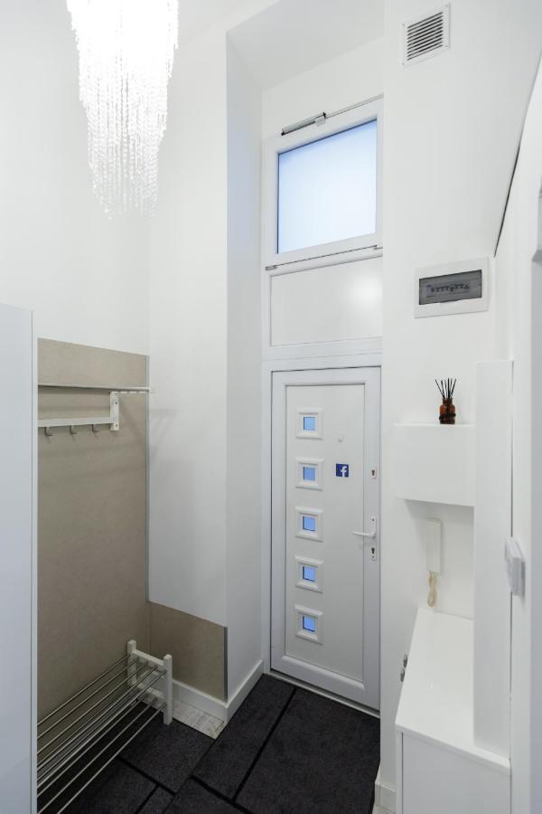 Sleek Minimalist Studio At Inner City Budapest Exterior photo