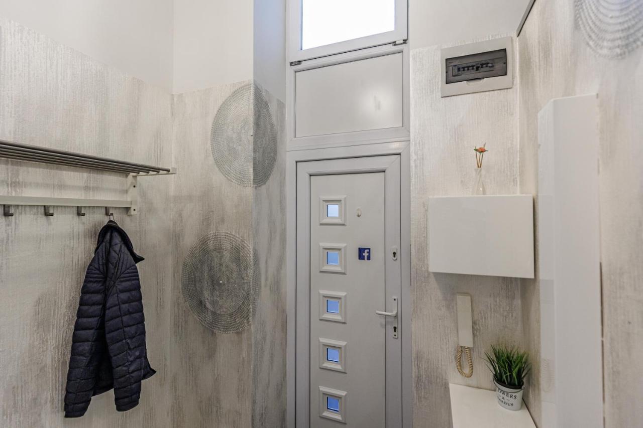 Sleek Minimalist Studio At Inner City Budapest Exterior photo