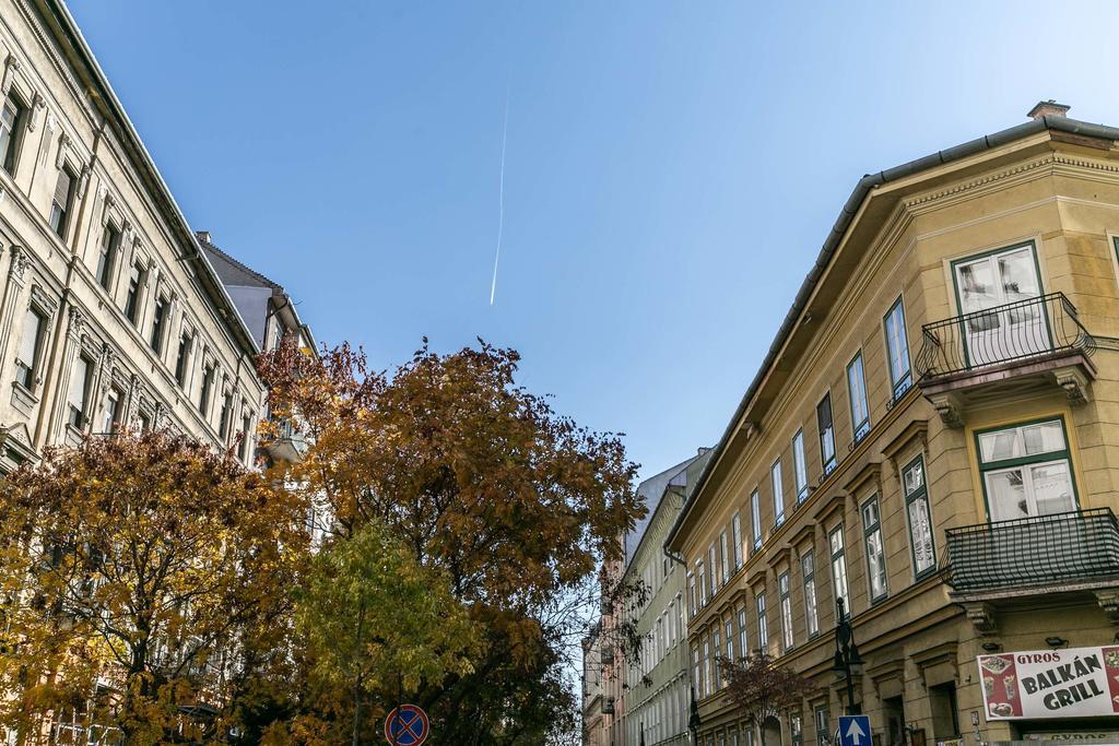 Sleek Minimalist Studio At Inner City Budapest Exterior photo