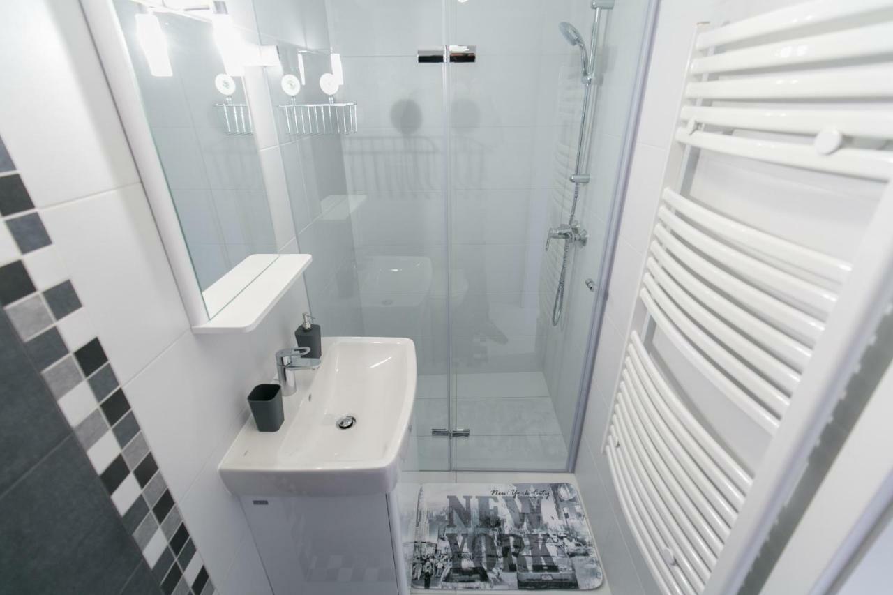 Sleek Minimalist Studio At Inner City Budapest Exterior photo